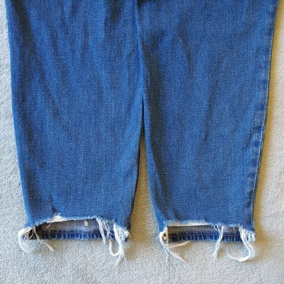 Abercrombie & Fitch The Mom High Rise Distressed Medium Wash Jeans short size - Picture 5 of 10